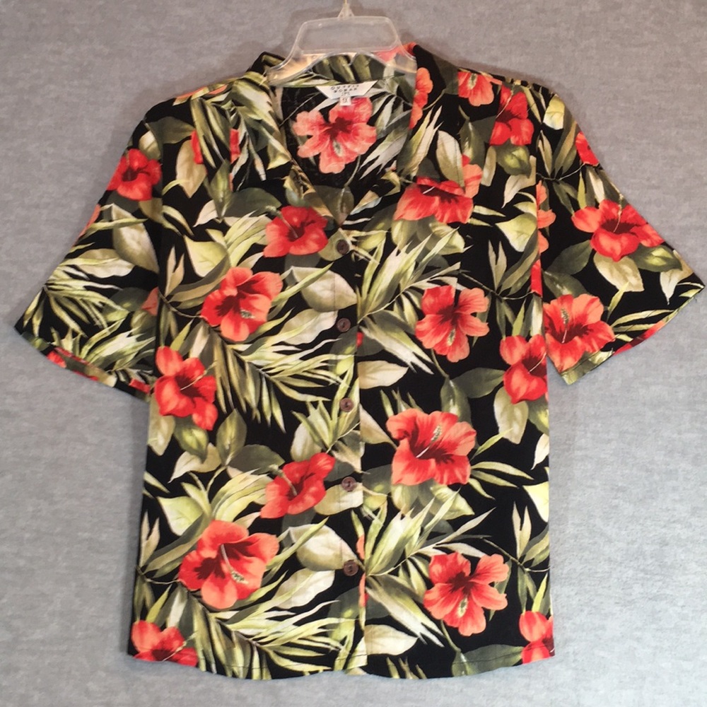 OUTFIT WOMAN Cruise Tropical Vacation Beachy Poolside Button Up Floral Blouse